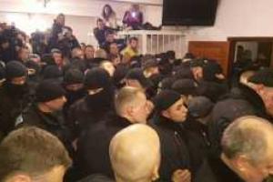 Беспорядки в зале суда по делу Корбана переросли в большую давку и драку