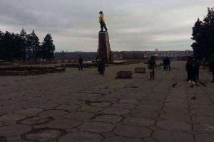 В Запорожье жителям "плевать" на памятник Ленину