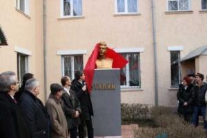 В оккупированном Луганске установили золотой бюст Сталину