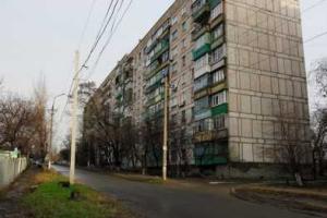 В Мариуполе в высотном доме отремонтировали крышу: теперь она протекает еще больше