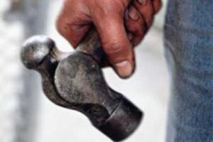 В Мариуполе покупатель ударил молотком по голове продавщицу пива