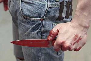 В Станично-Луганскую больницу привезли женщину, которую ударили ножом в спину