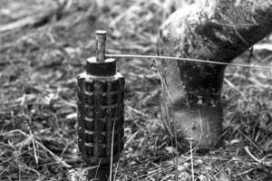 Военнослужащий подорвался на растяжке в Станично-Луганском районе