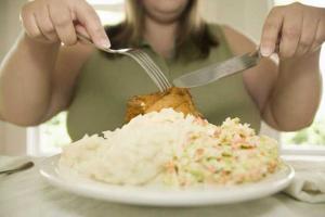 Врачи советуют в новогоднюю ночь не переедать, чтобы не попасть в больницу