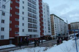 В России 5-летняя девочка выпрыгнула из окна 5-го этажа, чтобы отдать маме ключи