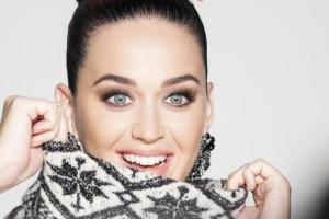 Кэти Перри подарила собственноручно сделанную открытку девочке, пострадавшей от пожара