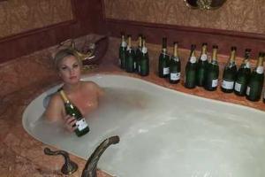 Камалия заставила поклонников позавидовать ей