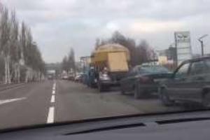 В Донецке многие поставили машины в гараж и ходят пешком