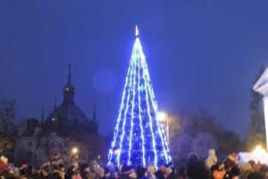 В Мариуполе открыли главную новогоднюю ёлку