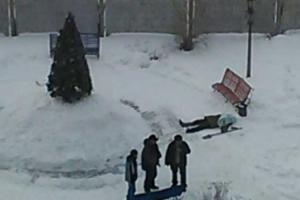 Житель Кемерово погиб, устанавливая ёлку во дворе