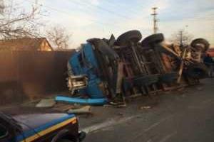 В Днепропетровске день ДТП: перевернутые грузовики и жертвы пьяных чиновников за рулем