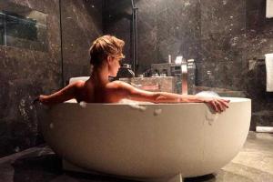 Глюкоза снялась полностью обнаженной в ванной