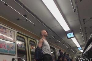 В вагоне столичного метро буянил неадекватный пассажир, называя ceбя Ииcуcoм