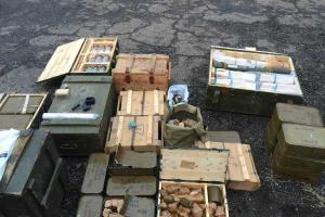 В Новоайдаре обнаружили тайник с гранатометами и большим количеством боеприпасов