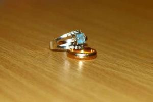 В Мариуполе мужчина напал на женщину в подъезде дома