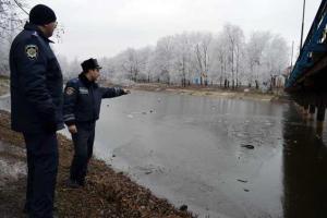 В Донецкой области чудом спасли парня, который едва не утонул в ледяной воде