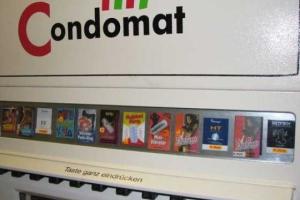 Житель Германии погиб при попытке ограбить автомат с презервативами