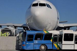 Иранский самолет с пассажирами врезался в автобус