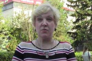 Мужчина в маске вылил ведро нечистот на голову депутата в Москве