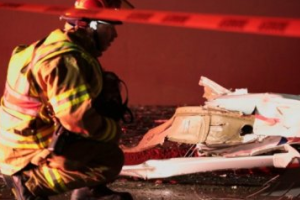 В США самолет врезался в офисное здание в центре города