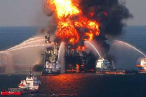 В пожаре на нефтяной платформе в Каспийском море погибли 32 человека