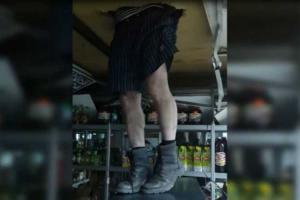 В России грабитель рассмешил полицейских дрожащими голыми ногами. Видео