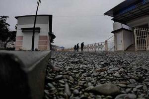 Шторм в Алуште засыпал набережную тоннами гальки