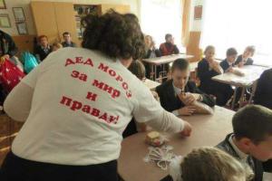 В Макеевке школьникам вместо новогодних подарков подарили буханку хлеба