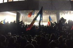 В Молдове люди штурмуют парламент, спецназ отбивается палками