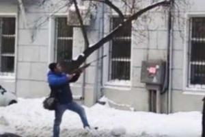 В Одессе мужчина расстрелял сосульки из пневматического ружья