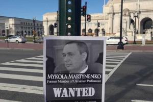 В центре Вашингтона развесили листовки с изображениями «главных коррупционеров» Украины