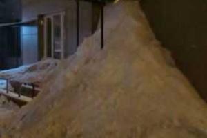 В России офис управляющей компании закопали в снег за плохую уборку