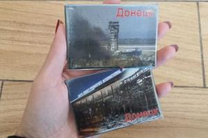 В Донецке продают сувениры с изображением разрушенного аэропорта