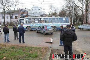 В Керчи троллейбус протаранил иномарку