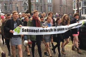 В Амстердаме мужчины в мини-юбках вышли на митинг против насилия