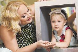 Известная актриса с дочкой едва не погибла во время прогулки на снегоходе