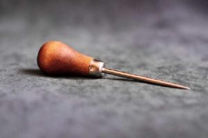 В Москве школьница на уроке труда воткнула в грудь одноклассника шило