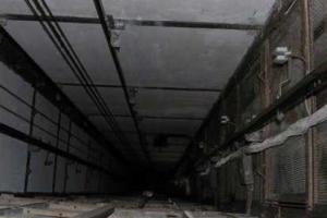 Российский школьник погиб при попытке выбраться из застрявшего лифта