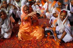 В Индии местный бизнесмен пригласил на свадьбу сына 18 тысяч вдов 