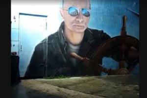 Крымчанка включила гимн Украины на набережной оккупированной Ялты, возле граффити с Путиным