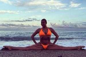 Волочкова продолжает поражать своими фирменными шпагатами