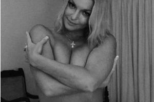 Анастасия Волочкова спрятала "знаменитые" ноги и решила показать грудь