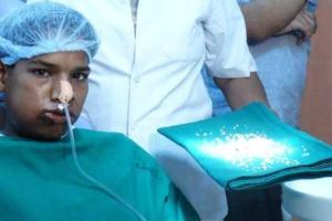 Индийскому подростку удалили 232 лишних зуба. Видео