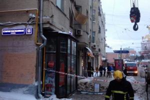 В центре Москвы рухнул балкон: проходившая мимо женщина чудом не пострадала