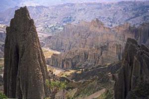 В Боливии автобус с музыкантами рухнул в пропасть