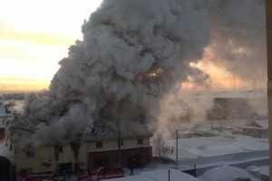 Масштабный пожар в Омске не могут потушить из-за 35-градусного мороза