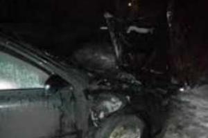 Во дворе столичной многоэтажки загорелся автомобиль