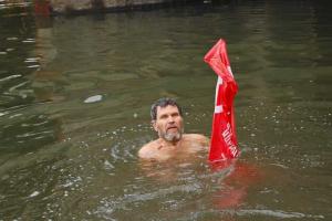 В "ЛНР" «дедушка мороз» с коммунистической символикой искупался в проруби