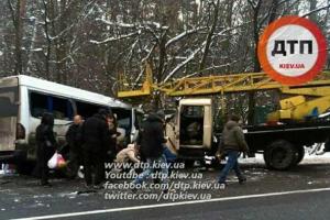 Масштабное ДТП в Киеве: маршрутка с пассажирами протаранила автовышку