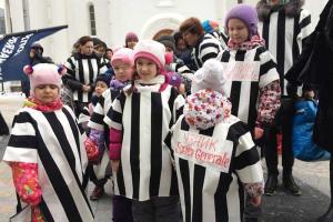 Валютные заемщики привели детей в тюремных робах к офису банка «ДельтаКредит» в Москве